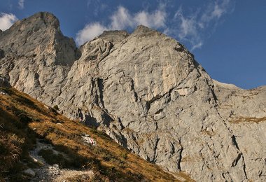 Die Felswand an der siebten Kirchlispitze im Rätikon mit der Route WOGÜ (7 SL, 8c)