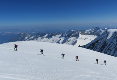Gruppe angeseilt auf dem Oberen Keesboden, kurz vor dem Gipfel des Großvenedigers. 