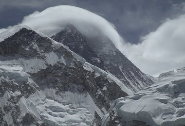 Everest mit Windhaube.