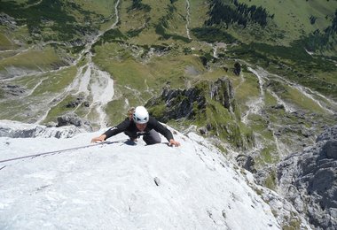 Andy in der steilen Felsenwand bei der Erstbegehung; Foto Sigi Brachmayer