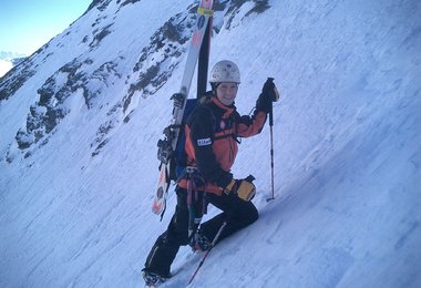 Ivana beim Aufstieg in der mittleren Rinne des Scharecks