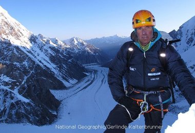 Nach einer kalten Nacht und bei sicheren Verhältnissen Start zum weiteren Spuren am Schneegrat. Foto © G. Kaltenbrunner
