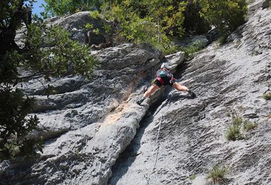 Das Edelrid NEO 100 3R Einfachseil beim Einsatz im Klettergarten (Arco)