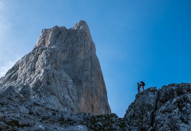 Der Picu Uriellu ist der beherrschende Berg im Herzen der Picos de Europa. Das Refugio auf Fuß seiner mächtigen Westwand erreicht man von Sotres aus in einem 3 Stunden langen Aufstieg durch eine beeindruckende Almen- und Felslandschaft.(c) Heinz Zak 