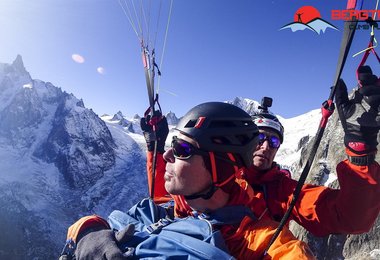 Dani Arnold und Micheal Kräftner auf dem Weg zum Einstieg (c) Micheal Kräftner / bergtraum.at