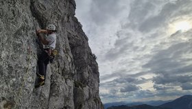 Alexander Brückler startet in die zweite Seillänge