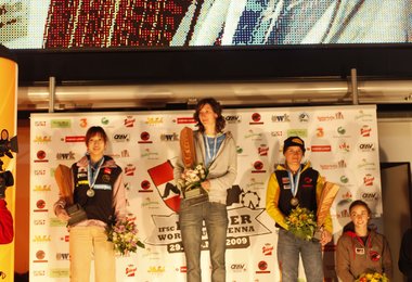 Sieger Damen, v.l.n.r.: Akiyo Noguchi (JPN), Aleksandra Balakireva (RUS), Anna Stöhr (AUT)