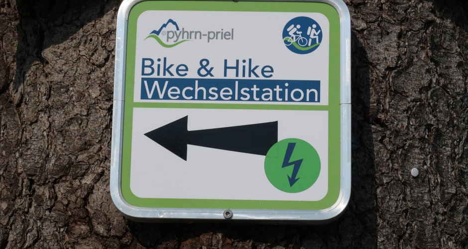 Hier geht es zur Wechselstation mit Lademöglichkeit.