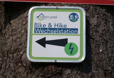 Hier geht es zur Wechselstation mit Lademöglichkeit.