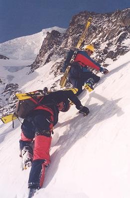 Im unteren Teil der Rinne links im Hintergrund der Hängegletscher des Theo-Rimml Ged. Weges...