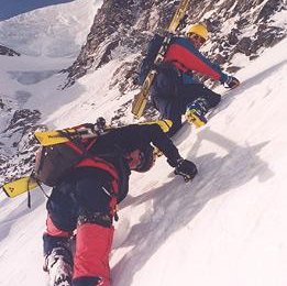 Im unteren Teil der Rinne links im Hintergrund der Hängegletscher des Theo-Rimml Ged. Weges...