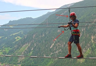 Auf Seilbrücken oder bei weiteren Seilabständen beim Umhängen löst sich der Mr. Magnet.