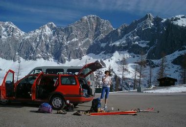 Vorbereitung bei der Talstation. Dahinter die Dachstein Südwand