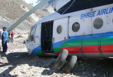 Eingeknicktes Fahrwerk des MI8-Helikopters Bild: Carlos Martinez