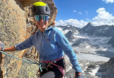 Der R1 Fleece Pullover Hoody ist beim Klettern unser Favorit