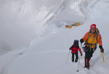 Elisabeth und Alix beim Aufstieg von Lager 2 zu Lager 3