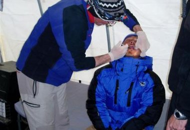 Markus Büel zieht dem Kitchenboy unserer  Expediton einen Zahn