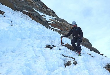 Beim Abstieg vom Zuckerhütl mit dem Camp Ascent Steigeisen  