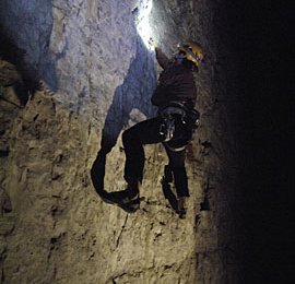 Mit der Stirnlampe Klettert Thomas durch „Ötzi trifft Yeti“ (8+) auf die kleine Zinne.