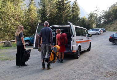 Wanderbus am Parkplatz Dösental