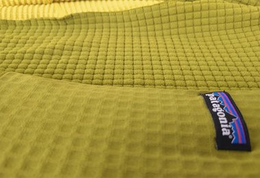 Das Patagonia R1 Regulator Fleece - außen (vorne) glatt, innen (hinten) mit Wabenform