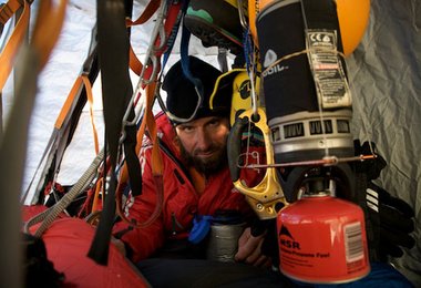 Alexander und Thomas  im Portaleldge. Es gibt eine Suppe, einen Mineraldrink. Dann Schlafsack bis obenhin zu. Es hat -40°C.