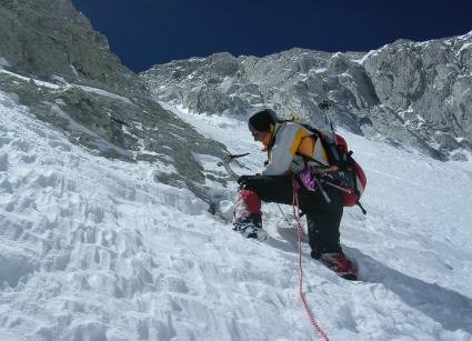 Gasherbrum I - Gerlinde im Japaner Couloir beim Anbringen von Fixseilen  im Jahr 2004