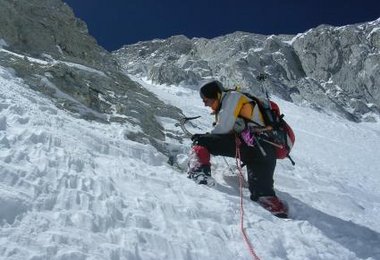 Gasherbrum I - Gerlinde im Japaner Couloir beim Anbringen von Fixseilen  im Jahr 2004