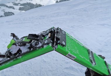 Der Klappmechanismus des Elan Tactix Ski.