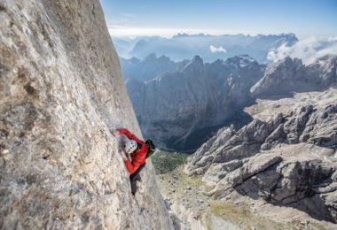 In “Vinatzer/Messner” (800m/UIAA 6+) auf dem Weg zum Gipfel der Punta Rocca.  © Matteo Mocellin / Storyteller Labs / The North Face