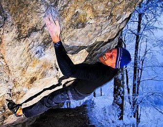 Die Wintermonate sind auch perfekt fürs Bouldern. Hier Toni Lamprecht in einen 8c+ Boulder in Kochel