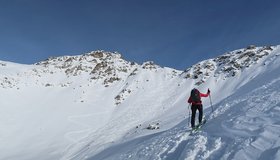 Die Scharte vor dem Gipfel - man geht rechts davon (flacher) auf dem Kamm und quert oben nach links - Rastkogel Südanstieg.
