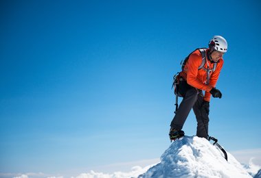 Dani Arnold nach seinem Rekord am Gipfel des Matterhorns (c) visualimpact/Christian Gisi