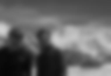 Beni und Basti im BC, im Hintergrund der Broad Peak