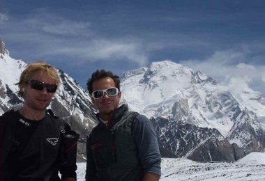 Beni und Basti im BC, im Hintergrund der Broad Peak