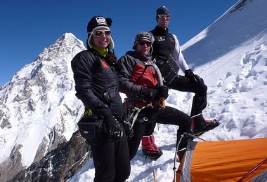 Bei unserem kleinen Biwaklager; im Hintergrund der K2