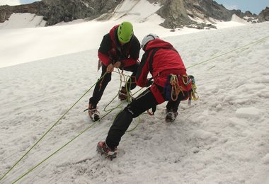 Die Seil- und Spaltenbergetechnik sollte bei auch bei Skihochtouren beherrscht werden (Foto:  Peter Veider)