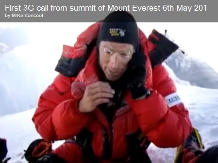 Kenton Cool beim Twittern am Everest