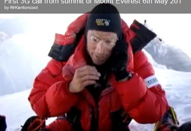 Kenton Cool beim Twittern am Everest