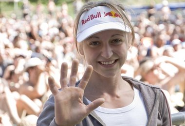 Nach ihrer Verletzungspause steht Angela Eiter wieder ganz oben auf dem Podest. Bild copyright ASP Red Bull