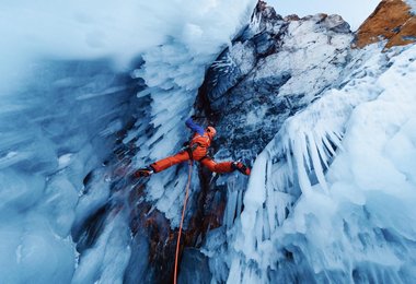 Dani Arnold klettert über dem tiefsten See der Welt (c) Mammut/Thomas Monsorno