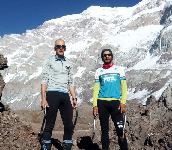 Karl Egloff und Nicolas Miranda, beim Vorbereiten auf den Speedrekordversuch am Basecamp (4250) des Aconcagua, Argentinien 15.Januar 2018