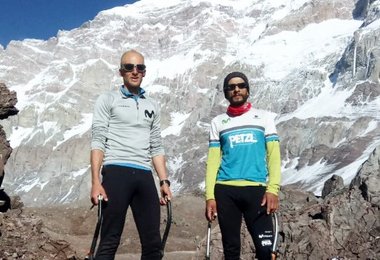 Karl Egloff und Nicolas Miranda, beim Vorbereiten auf den Speedrekordversuch am Basecamp (4250) des Aconcagua, Argentinien 15.Januar 2018