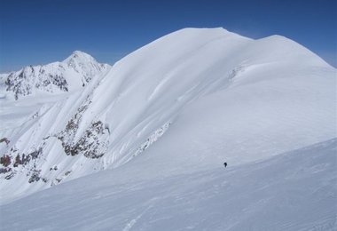 Maili-Khok (4601m) vom Spartak (4517m) aus. (Foto: Andi Riesner)