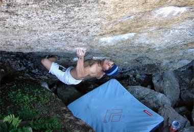 ... man stellt die Füße nach und blockt sehr weeeiiit zu einer kleinen Leiste ...