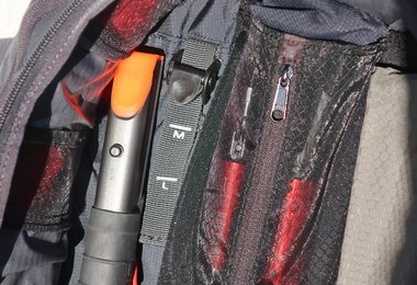 In der Mitte die Auslöseeinheit, links Schaufelstiel und rechts Lawinensonde - auch gut zu sehen die Längenverstellung (S, M und L).