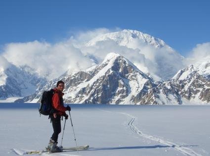 Kleiner Mensch vor großem Berg, Luis Stitzinger auf dem Kahiltna Gletscher, im Hintergrund Denali Südwand