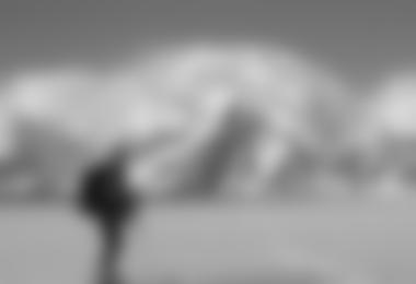 Kleiner Mensch vor großem Berg, Luis Stitzinger auf dem Kahiltna Gletscher, im Hintergrund Denali Südwand