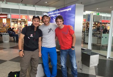 Benedikt Böhm, Sebastian Haag und Andrea Zambaldi am Münchner Flughafen.