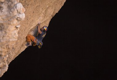 Stefan Glowacz in längsten Höhlendach der Welt (c) Klaus Fengler